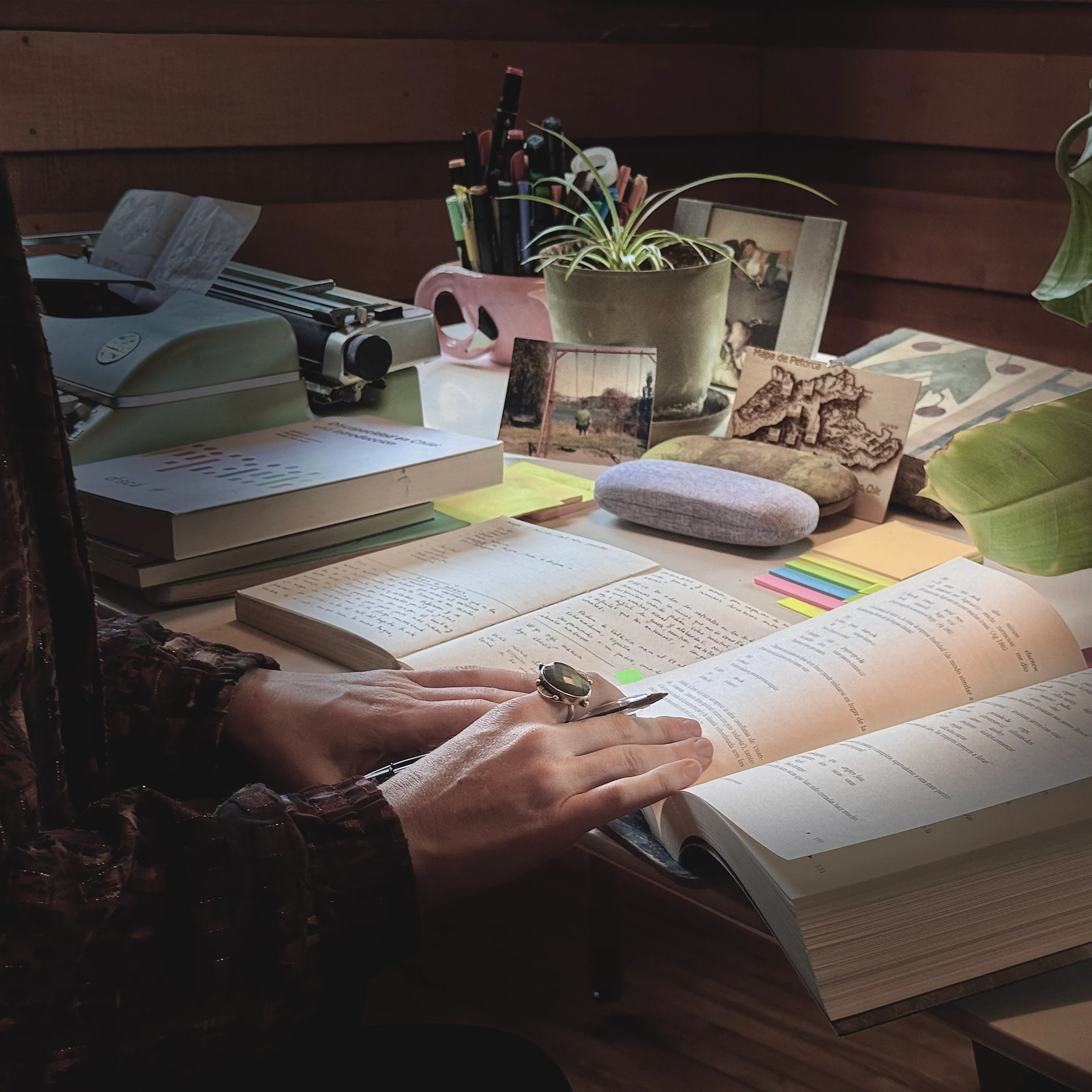 Mesa de trabajo de Bárbara Huberman con libros, cuadernos y materiales de investigación.
