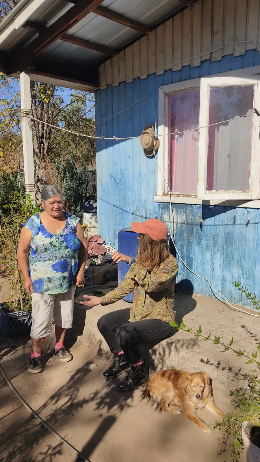 Bárbara Huberman conversando durante trabajo de terreno.