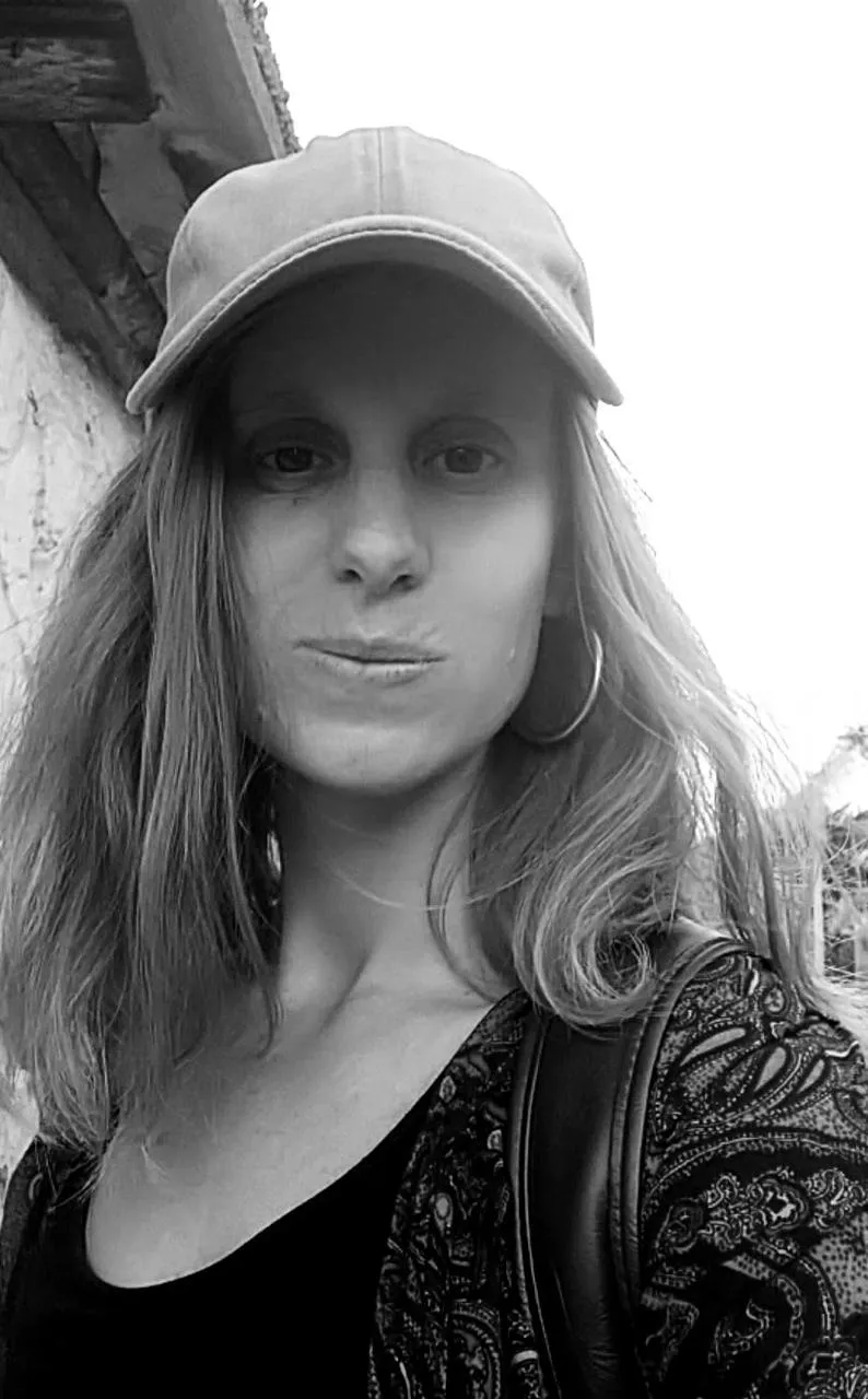 Bárbara Huberman con gorro mirando hacia la cámara.